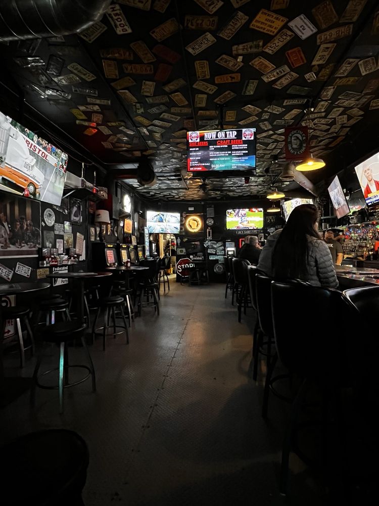 Pete's Garage Bar Logo