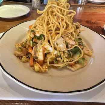 R+D Kitchen - Thai Chicken & Noodle Salad - New American Near Me - Yountville, California