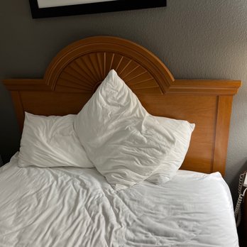 Quality Inn - Crap pillows - Hotels Near Me - Rochester, Indiana Quality Inn - Crap pillows - Hotels Near Me - Rochester, Indiana