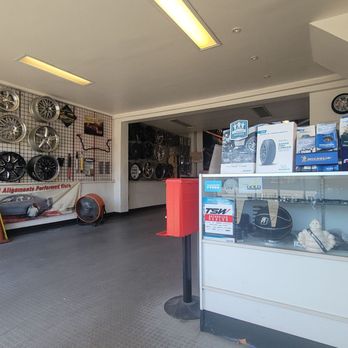 Robert's Tires & Wheels - Show room - Tires Near Me - San Francisco, California Robert's Tires & Wheels - Show room - Tires Near Me - San Francisco, California