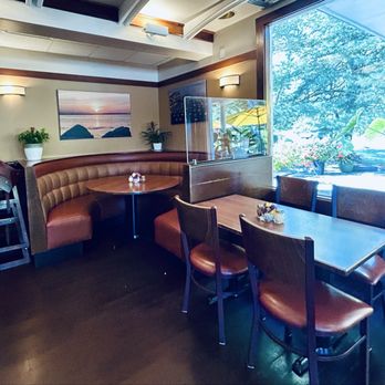 Stonington Pizza Palace - 9/20/25 - large corner booth and table for 4 with a view - Pizza Near Me - Stonington, Connecticut Stonington Pizza Palace - 9/20/25 - large corner booth and table for 4 with a view - Pizza Near Me - Stonington, Connecticut
