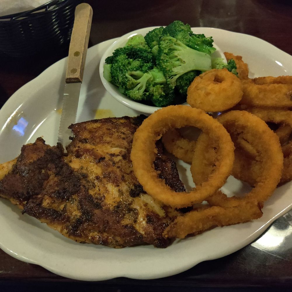 Blackened chicken with onion rings, broccoli Blackened chicken with onion rings, broccoli