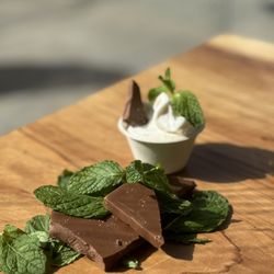 Hila Gelato Caffe - Mint chocolate chip gelato