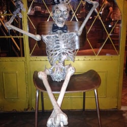 Gold Skull - Recepcionista do bar