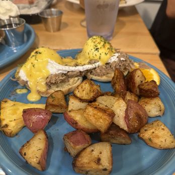 Café Kaila - Kalua pork benedict - Breakfast & Brunch Near Me - Honolulu, Hawaii Café Kaila - Kalua pork benedict - Breakfast & Brunch Near Me - Honolulu, Hawaii