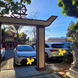 Chua Pho Tu - Front gate