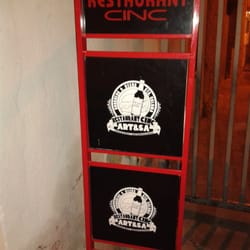 Cinc - El cartel de la entrada