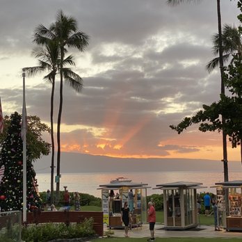 Monkeypod Kitchen - Happy hour and sunset - New American Near Me - Lahaina, Hawaii