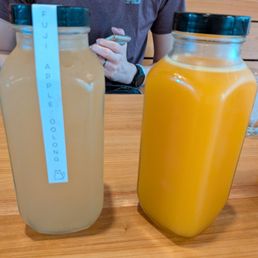 Fuji apple oolong and orange juice Fuji apple oolong and orange juice