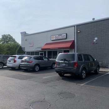 Glenn Wayne Bakery - Don't be put off by the location, the donuts are fantastic! - Bakeries Near Me - Bohemia, New York