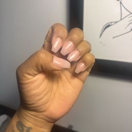 Full set, medium coffin nails. Neutral color.