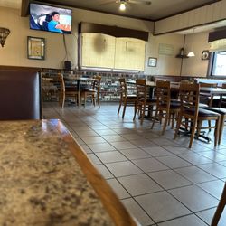 Cicero Country Pizza - A clean dining room!