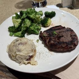 Sirloin steak, mashed potatoes and broccoli Sirloin steak, mashed potatoes and broccoli