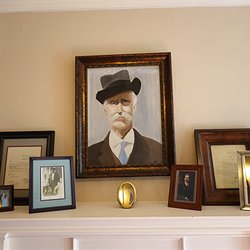 The Boxley Place Inn - Foyer mantle