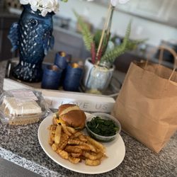 Plant Based Heat - To Go :  Plant base heat classic  Veggie of the day (Spinach)  Fries  Vegan carrot cake