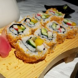 六和素食 - Sushi rolls with mango, cucumber and fake crab meat