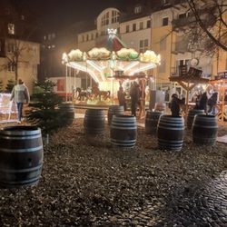 Weihnachtsmarkt Gießen - Der Weihnachtsmarkt hat dieses Jahr ein nostalgisches Pferdekarussell auf dem Kirchenplatz