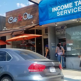Cafe De Olla - WAIT AREA OUTSIDE THE CAFE - American Near Me - Burbank, California