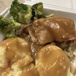 Eat'n Park - Turkey dinner with mashed potatoes and broccoli