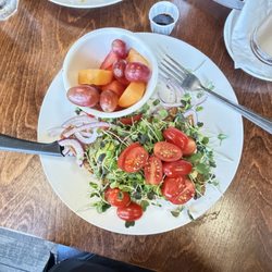 Honey & Co - Avocado toast with fruit