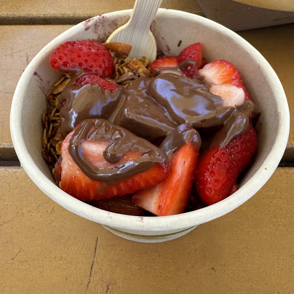 Acái my daughter loved. Sure only gets strawberry, granola, nutella. It does come with more. Acái my daughter loved. Sure only gets strawberry, granola, nutella. It does come with more.