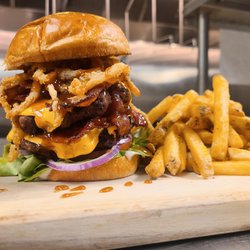 Pop's Public House - Whiskey BBQ Burger