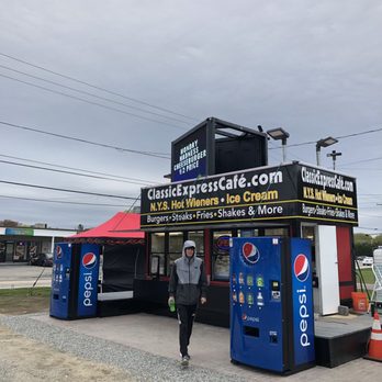 Classic Express Cafe - Front of Classic Express Café - Ice Cream & Frozen Yogurt Near Me - Johnston, Rhode Island