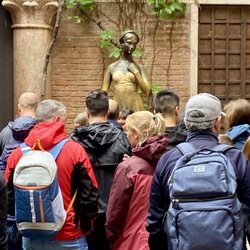 Casa di Giulietta - Juliet statue surrounded by tourists