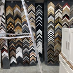 Galleria of Arte - Lots. And. Lots. Of. Frames.