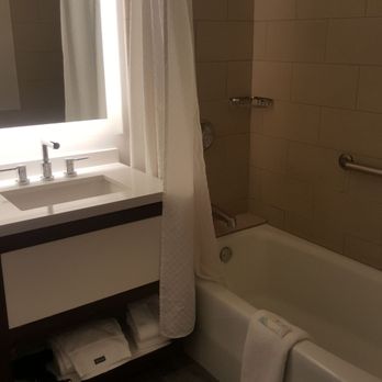 The Westin Pasadena - Bathroom with tub - Hotels Near Me - Pasadena, California The Westin Pasadena - Bathroom with tub - Hotels Near Me - Pasadena, California