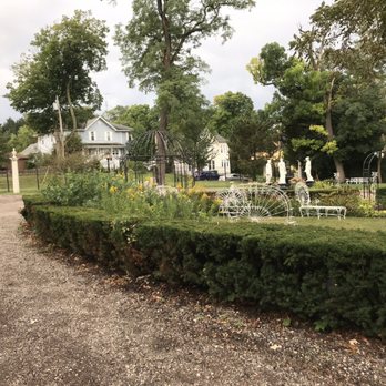 Maxwell Mansion - Gorgeous courtyard area - Hotels Near Me - Lake Geneva, Wisconsin