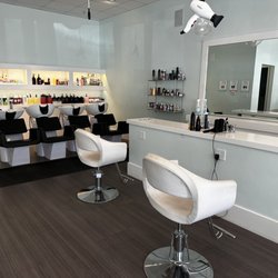h2blow the blowdry + makeup bar - They have chairs with a counter in front and an aisle between counter and mirror. Different salon than the ordinary salon.