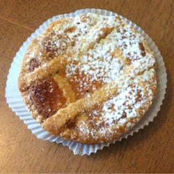 Mini (neanche tanto) pastiera napoletana. 2,50 euro. Ottima, li vale tutti.