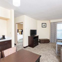 Hampton Inn & Suites Cleveland-Airport/Middleburg Heights - Guest room