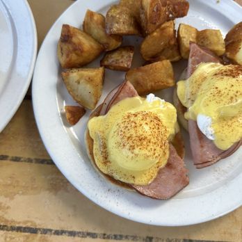 Kihei Caffe - Eggs Benedict - Hawaiian Near Me - Kihei, Hawaii