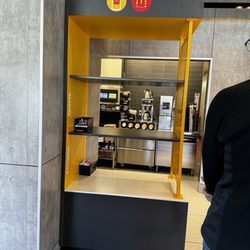 McDonald's - Mobile pick up order shelf