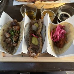 El Zopilote Brewing Company Loreto - Tacos and flight