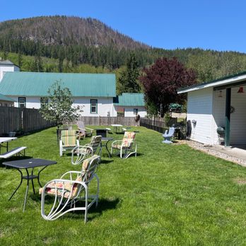 Cascadia Inn - Outdoor dining area - Hotels Near Me - Skykomish, Washington