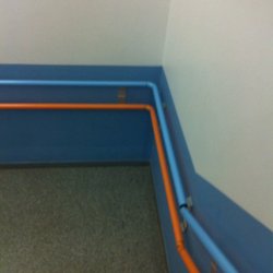 Bibliothèque Goutte d'Or - Suivez les couleurs dans les escaliers.