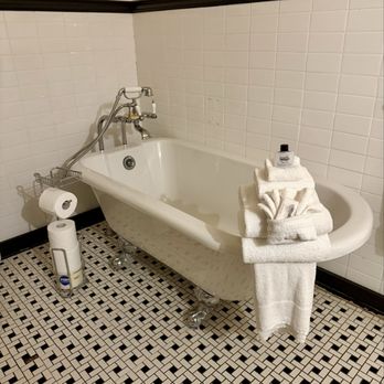 Story Inn - Bathtub in the Doc Story House. - Bed & Breakfast Near Me - Nashville, Indiana Story Inn - Bathtub in the Doc Story House. - Bed & Breakfast Near Me - Nashville, Indiana