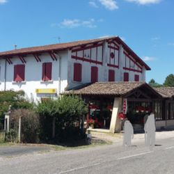 Pétrini Suzanne - Le côté ou on vois le bar ainsi que le tabac appartenant à l'auberge