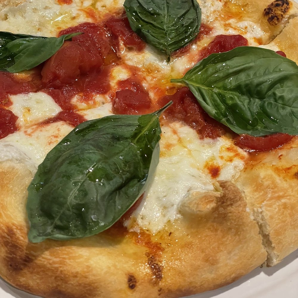 Plate - Margherita pizza - Italian Near Me - Leawood, Kansas Plate - Margherita pizza - Italian Near Me - Leawood, Kansas