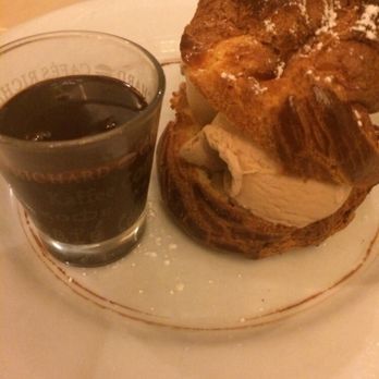 Pasco - Profiterole filled with ice cream and warm chocolate sauce! - French Near Me - Paris, 75 Pasco - Profiterole filled with ice cream and warm chocolate sauce! - French Near Me - Paris, 75