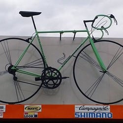 Vélo New's 64 - Facile de nous reconnaitre avec ce vélo géant au dessus de la vitrine