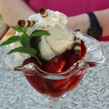 Museums Terrassen - Erdbeeren mit Vanilleeis - German Near Me - Hagen, NW Museums Terrassen - Erdbeeren mit Vanilleeis - German Near Me - Hagen, NW