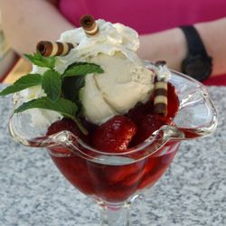 Museums Terrassen - Erdbeeren mit Vanilleeis