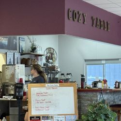 The Cozy Table - Restaurant inside
