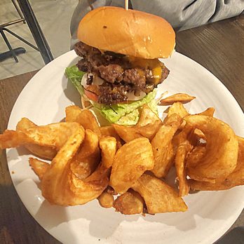 Larks Entertainment - Restaurants Near Me - Kansas City, Missouri