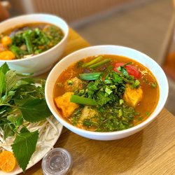 Bún Riêu (Vietnamese crab & tomato noodle soup)