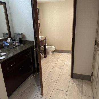 Hilton Bellevue - View from door into bathroom - Hotels Near Me - Bellevue, Washington Hilton Bellevue - View from door into bathroom - Hotels Near Me - Bellevue, Washington